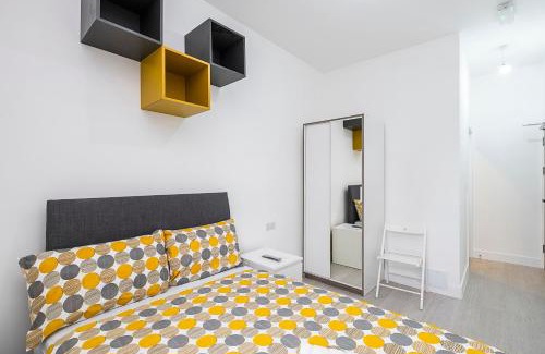 St. George's Apartment | Elegant Victorian Home with Private Bath Near Tube Station