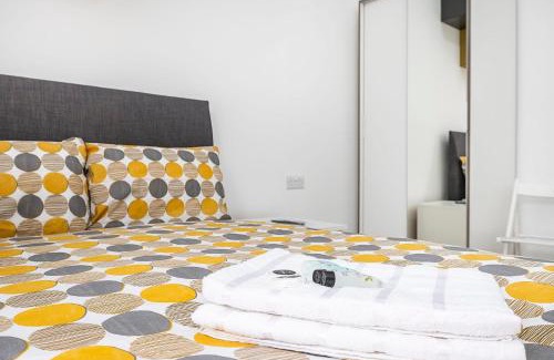 St. George's Apartment | Elegant Victorian Home with Private Bath Near Tube Station