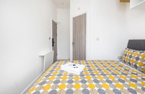 St. George's Apartment | Elegant Victorian Home with Private Bath Near Tube Station