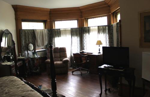 Towanda Bed & Breakfast | Charming Victorian Inn: Pet Friendly & Kid Approved Stay