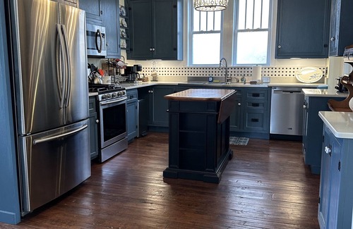 St Ignace House | Charming Victorian Retreat Steps from the Lake, Rated 9.6