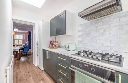 Windsor House | Victorian Cottage: Ideal Location with Family & Pet Amenities