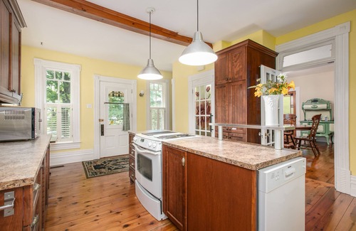 Waterloo House | Elegant Victorian House with Ocean View and Hot Tub