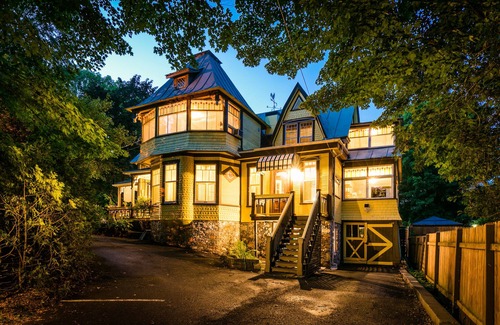 Waterloo House | Elegant Victorian House with Ocean View and Hot Tub