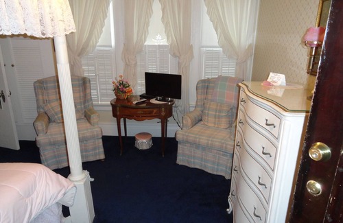 Rock Island Bed & Breakfast | Guest Favorite: Victorian Inn B&B with Breakfast & Kitchen