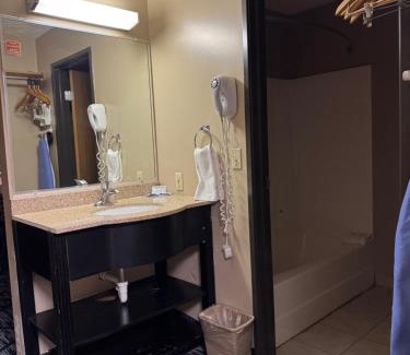 Central City Hotel | Inviting Victorian Inn: Family-Friendly Getaway Awaits