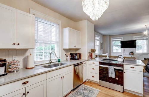 Mountville House | Victorian Manor on Main: Guest Rated 9.8, Family Friendly!