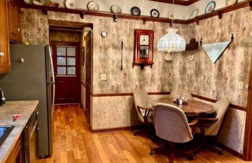 Somerdale Apartment | Elegant Victorian Oasis with Hot Tub in Mineral City