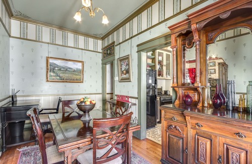 Downtown Apartment | Elegant Victorian Paradise with Pool & Spa in Downtown Campbell