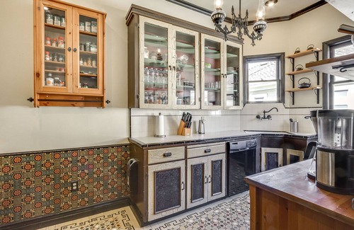 Downtown Apartment | Elegant Victorian Paradise with Pool & Spa in Downtown Campbell