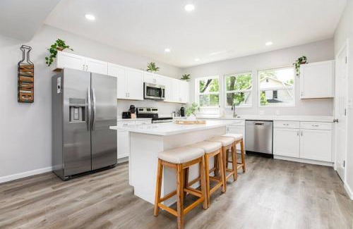 Near Northwest Apartment | Family-Friendly Victory Villa: 5 BR Home Near Campus