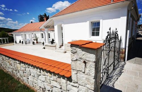 Bogacs Apartment | Vidéki Varázs Vendégház: Family-Friendly Retreat with Hot Tub
