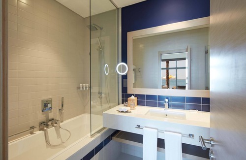 Umm al Quwain Hotel | Premier Vida Beach Resort Umm Al Quwain: Ocean View Oasis