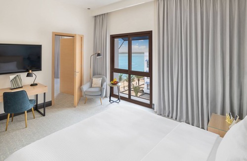 Umm al Quwain Hotel | Premier Vida Beach Resort Umm Al Quwain: Ocean View Oasis