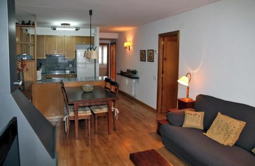 Vielha e Mijaran Apartment | Central Vielha Retreat: Family-Friendly and Inviting Stay