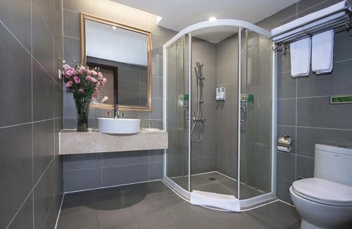 Tianhe Hotel | Convenient Stay at Vienna Hotel Near Shaheding Metro