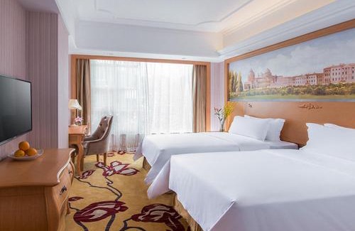 Longhua District Hotel | Family-Friendly Vienna Hotel Shenzhen Unitown with Dining Options
