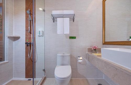 Longhua District Hotel | Family-Friendly Vienna Hotel Shenzhen Unitown with Dining Options