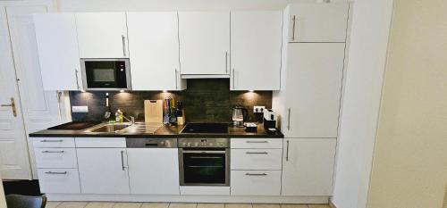 Himmelpfortgrund Apartment | Elegant Vienna ROYAL Apartment Near Opera with Great Amenities