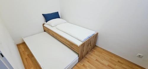 Himmelpfortgrund Apartment | Elegant Vienna ROYAL Apartment Near Opera with Great Amenities