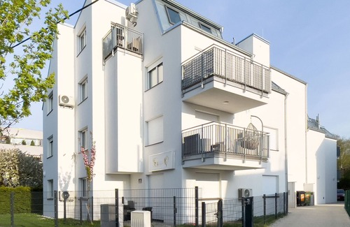 Grinzing Apartment | Discover Vienna's Modern Black Beauty for Families and Couples