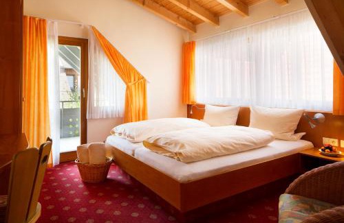 Schoenau im Schwarzwald Hotel | Oceanfront Comfort at Vier Löwen - Guest Rated 8/10