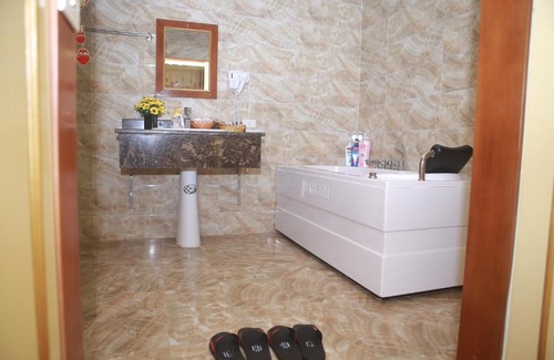 Soc Son Hotel | Top-Rated Viet Airport Hotel with Hot Tub & Breakfast