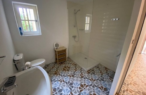 Malemort-du-Comtat House | VIEUX MAS VAUCLUSE: Pet-Friendly Retreat with Lake Views