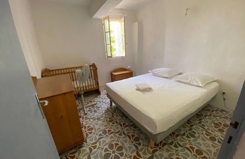 Malemort-du-Comtat House | VIEUX MAS VAUCLUSE: Pet-Friendly Retreat with Lake Views