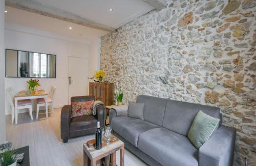 Antibes City Centre Apartment | VIEUX MURS - Brand new flat for 4, AC, WIFI center old Antibes