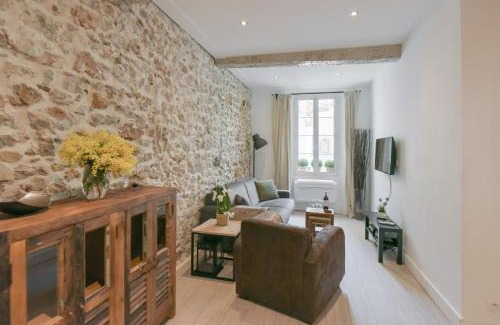 Antibes City Centre Apartment | VIEUX MURS - Brand new flat for 4, AC, WIFI center old Antibes