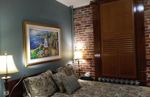 Farnham House | Discover Vieux-Old Farnham: Pet-Friendly Comfort Awaits