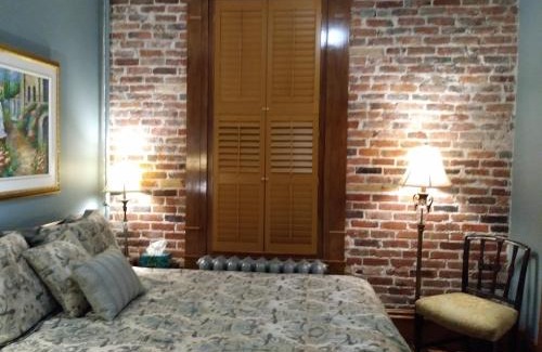 Farnham House | Discover Vieux-Old Farnham: Pet-Friendly Comfort Awaits