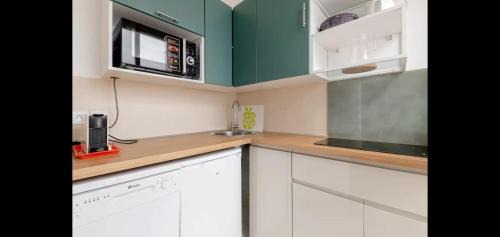 Hotel-de-Ville Apartment | Vieux-Port Studio with Sea View - Guest Rated 8/10