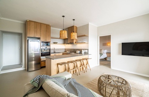 Camps Bay House | Experience Lush Gaze: Ideal Family Getaway with Kitchen