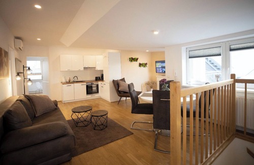Favoriten Apartment | Bright Penthouse with Scenic Views over Vienna DG6