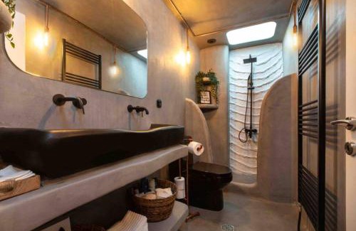 Ano Poli Apartment | Discover City Views: Family & Pet-Friendly Retreat