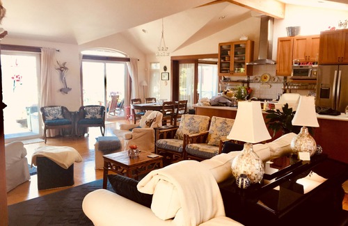 Clinton House | Cozy Family Cottage with Ocean View at Sunlight Beach