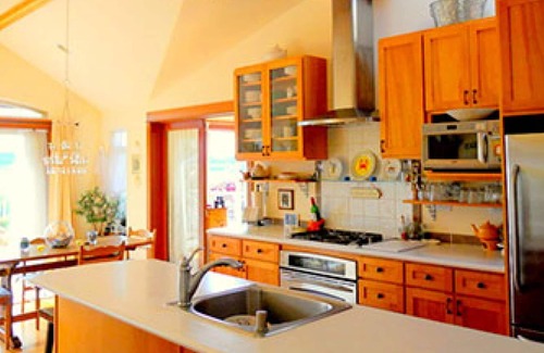 Clinton House | Cozy Family Cottage with Ocean View at Sunlight Beach
