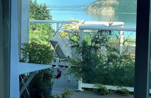 Clinton House | Cozy Family Cottage with Ocean View at Sunlight Beach