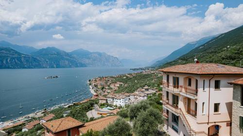 Castelletto House | Idyllic VIEW Garda Lake - Guest Rated 9.8, Pet Friendly Stay