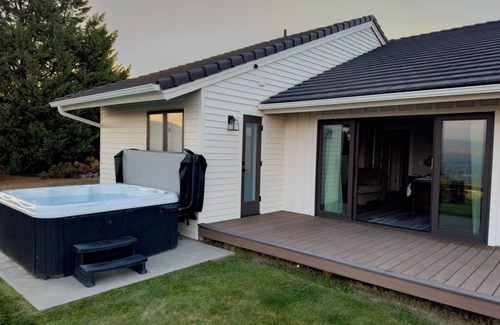 Sunnyslope House | Scenic Home with Pool/Spa Near Leavenworth and Wineries