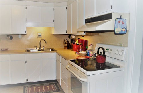 Ludington Cottage | Lake View Retreat with King Bed & Pool Access - 9.8 Rating
