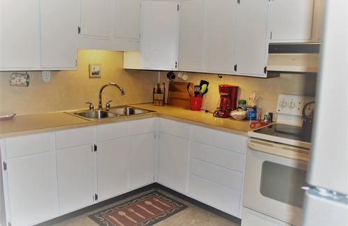 Ludington Cottage | Lake View Retreat with King Bed & Pool Access - 9.8 Rating