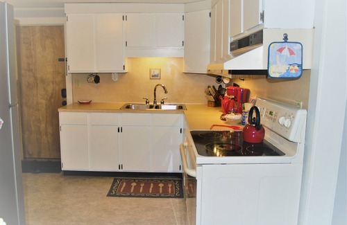Ludington Cottage | Lake View Retreat with King Bed & Pool Access - 9.8 Rating