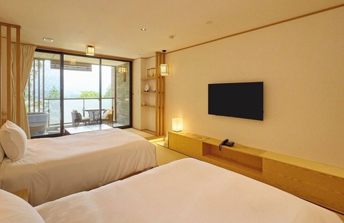 Oishi Hotel | Cozy 1 Bedroom Hotel Near Minamitsuru-gun with Kitchen