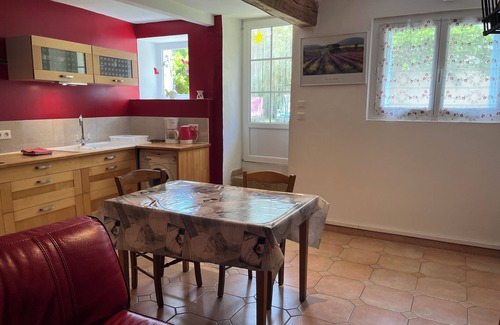 Sault House | Stylish Pet-Friendly Retreat with Lake View at Sault