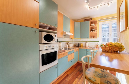 Avignon City Centre Apartment | View of the Popes' Palace – Elegant air-conditioned apartment in the heart of Avignon