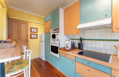 Avignon City Centre Apartment | View of the Popes' Palace – Elegant air-conditioned apartment in the heart of Avignon