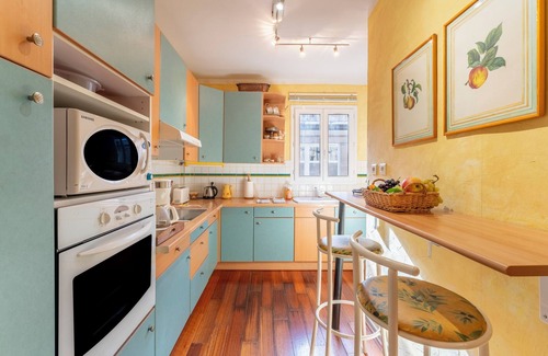 Avignon City Centre Apartment | View of the Popes' Palace – Elegant air-conditioned apartment in the heart of Avignon